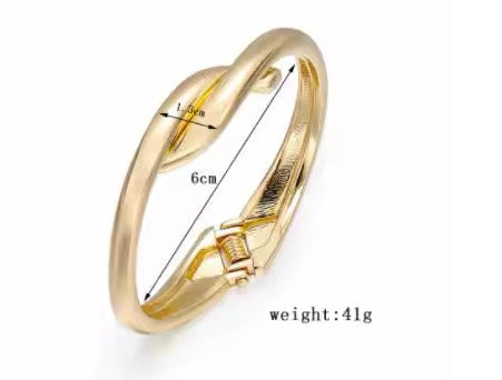 Elegant luxury jewellery from Luxe & Co., featuring high-quality materials like stainless steel, designed to elevate any outfit. Hypoallergenic, Tarnish-free, Waterproof.