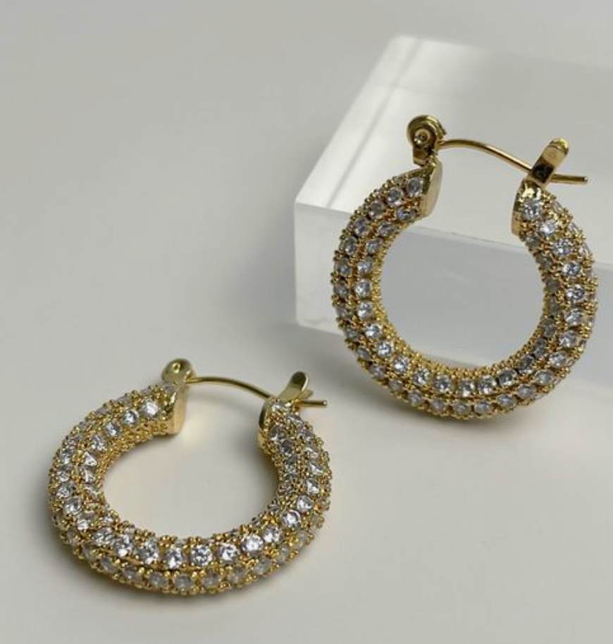 Elegant luxury jewellery from Luxe & Co., featuring high-quality materials like stainless steel, designed to elevate any outfit. Hypoallergenic, Tarnish-free, Waterproof.