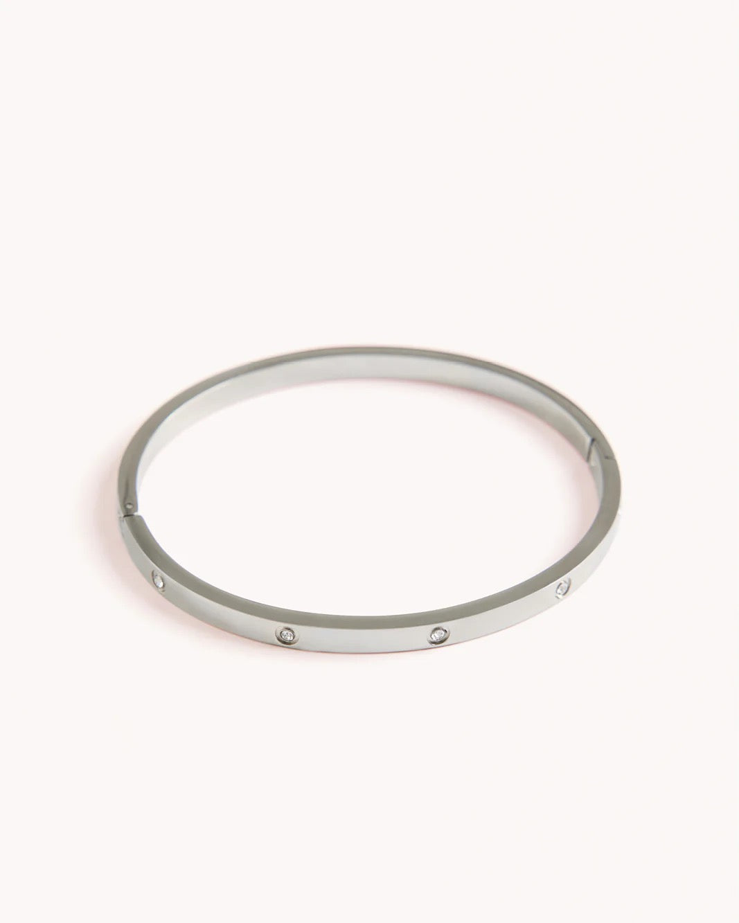Elegant luxury jewellery from Luxe & Co., featuring high-quality materials like stainless steel, designed to elevate any outfit. Hypoallergenic, Tarnish-free, Waterproof.
