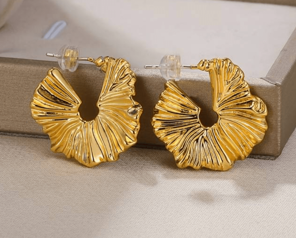 Elegant luxury jewellery from Luxe & Co., featuring high-quality materials like stainless steel, designed to elevate any outfit. Hypoallergenic, Tarnish-free, Waterproof.
