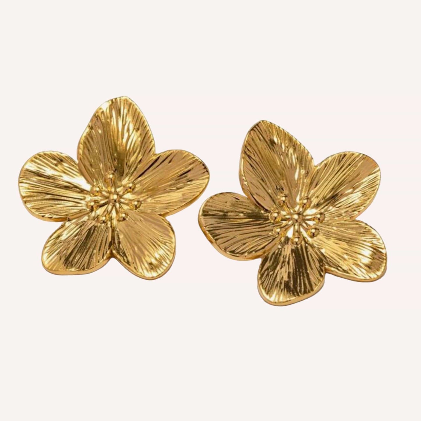 Elegant luxury jewellery from Luxe & Co., featuring high-quality materials like stainless steel, designed to elevate any outfit. Hypoallergenic, Tarnish-free, Waterproof.