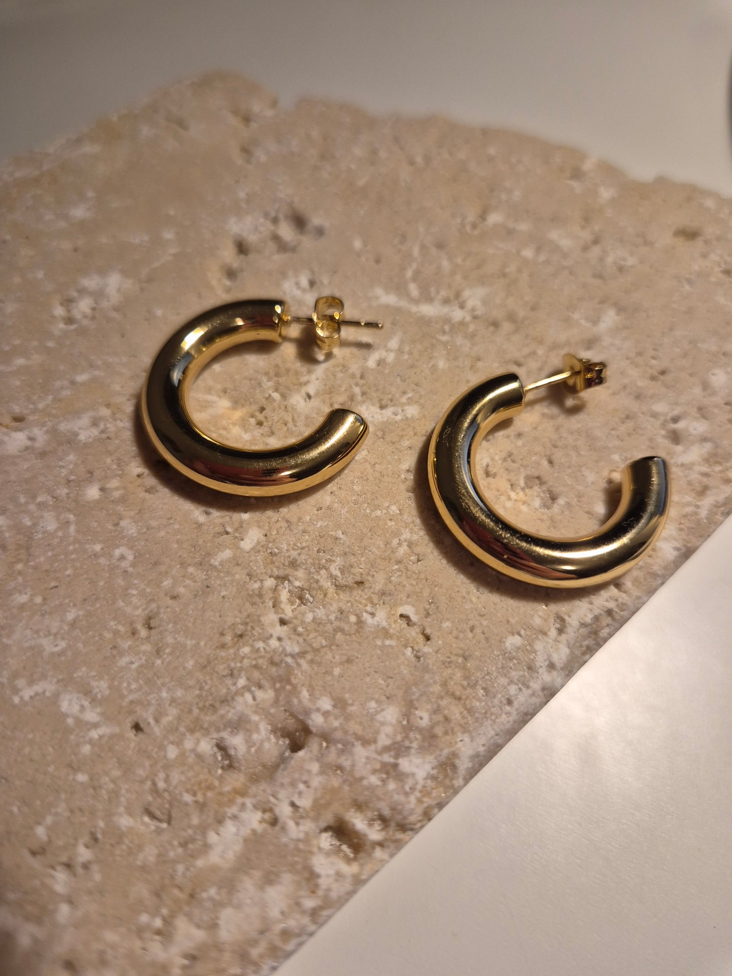 Elegant luxury jewellery from Luxe & Co., featuring high-quality materials like stainless steel, designed to elevate any outfit. Hypoallergenic, Tarnish-free, Waterproof.