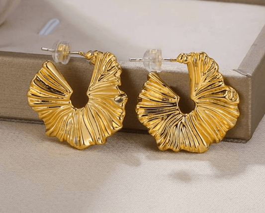 Elegant luxury jewellery from Luxe & Co., featuring high-quality materials like stainless steel, designed to elevate any outfit. Hypoallergenic, Tarnish-free, Waterproof.